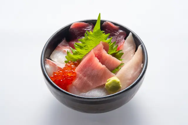 ミナミマグロに加えて地魚を盛り付けた「地魚まぐろ丼」