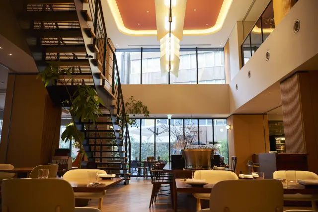 吹き抜けが気持ちいいレストラン「Bistro NOHGA」