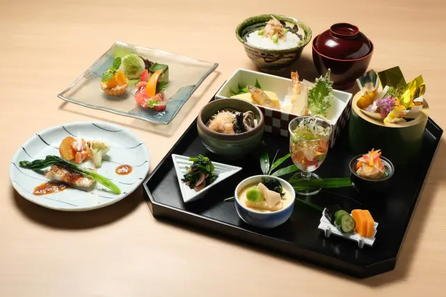 前菜からデザートまで揃う昼限定セット「会席ランチ」