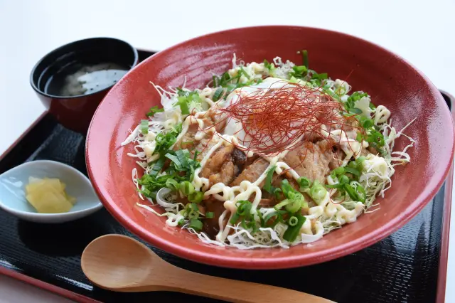 地元精肉店のチャーシュー使用の「とろっとチャーシュー丼」
