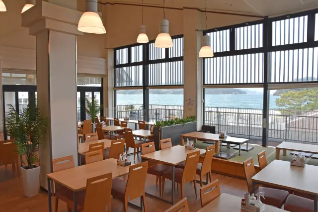 店内から瀬戸内海の美しい景色を眺められる
