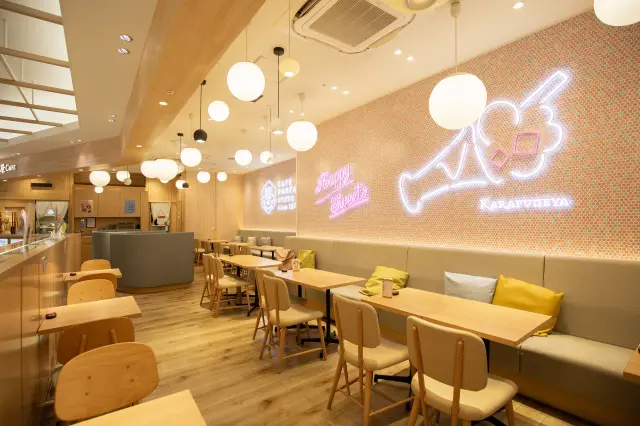 パステルカラーのネオンの装飾がある店内