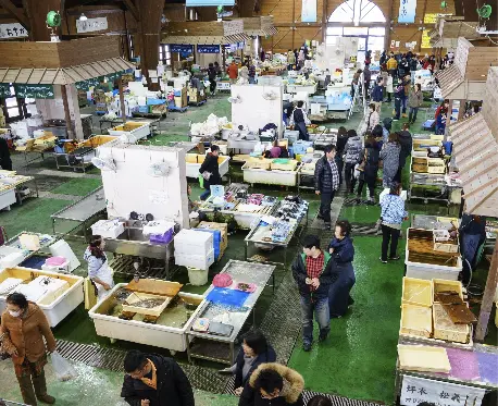 地元漁師や顧客で活気あふれる市場内