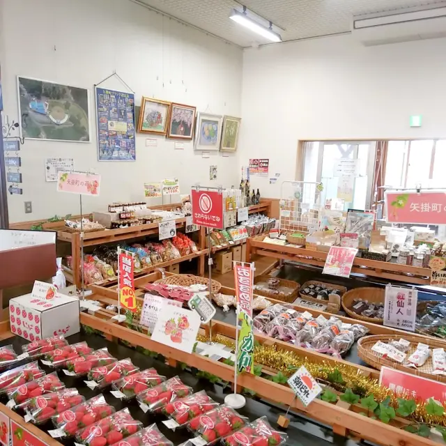 旬の商品を取りそろえた直売スペース