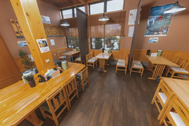 ひとり客からカップル、家族連れまで利用しやすい店内