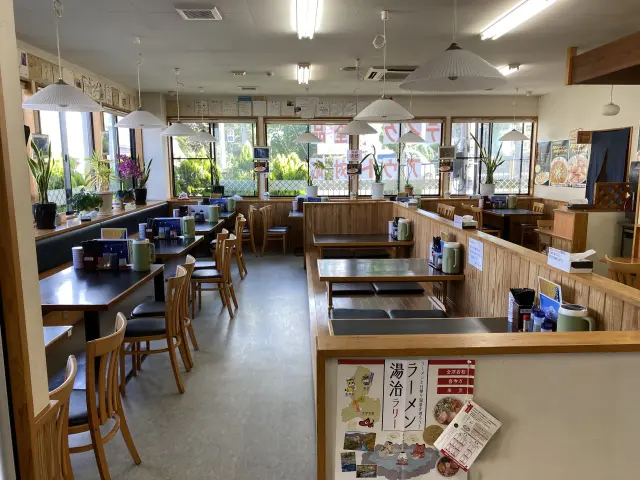 家族連れやグループでも利用しやすい広い店内