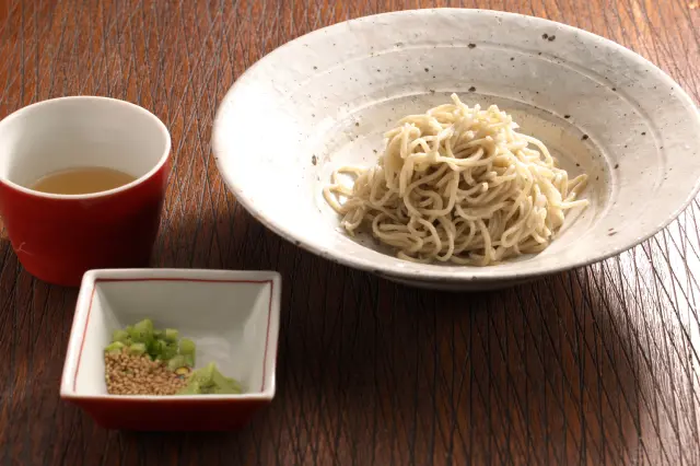 富山産在来種蕎麦の「手打ち蕎麦 鶏出汁つゆ」