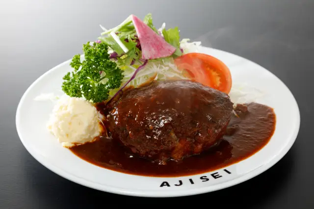 継ぎ足しで受け継がれたデミグラスソースは深い味わい