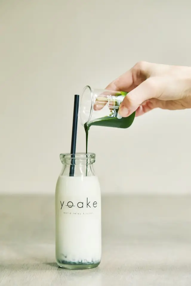 有機抹茶の自家製シロップを使った「yoake抹茶ミルク」