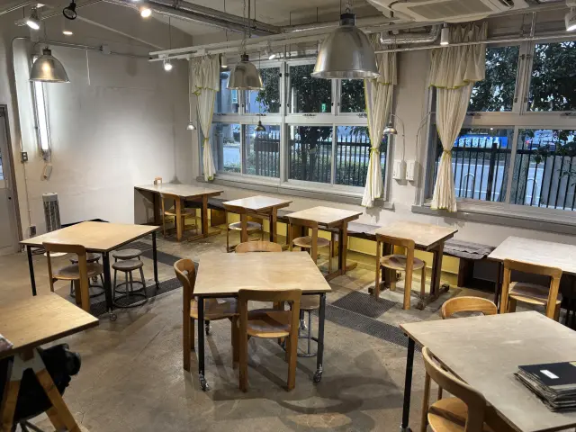 店内は広く落ち着いた雰囲気の中にも趣きを感じる