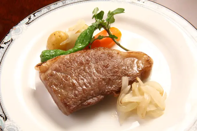 「サーロインステーキ」はジューシーな霜降り肉が特徴