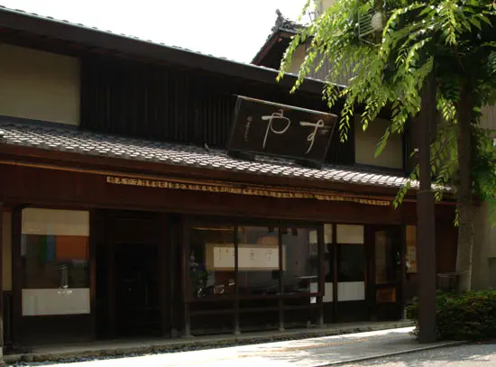 歴史を感じさせる風情漂う外観