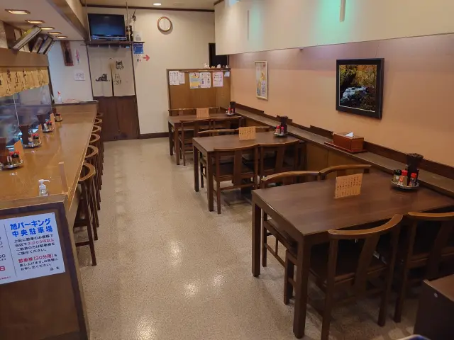 昔ながらの食堂の趣を感じる空間