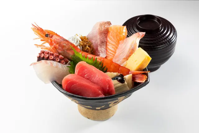 ボリューム・種類ともに満足度高い「地魚入り海鮮丼」