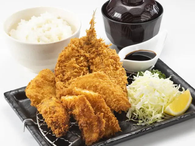 獲れたてならではの味を楽しめる「地魚入りミックスフライ定食」
