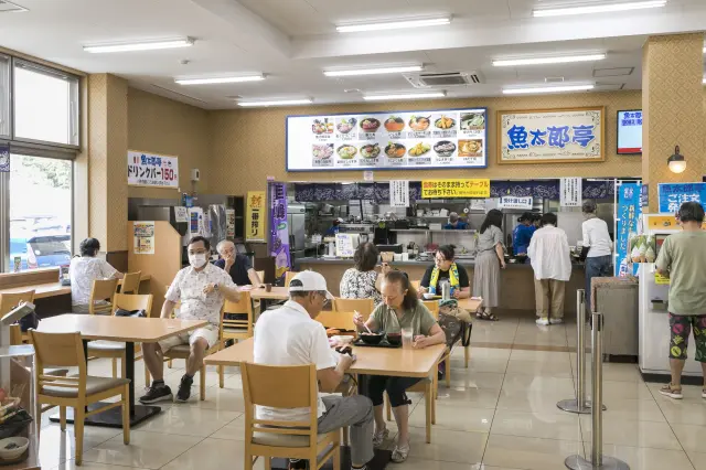 家族連れや友人同士での利用に適した店内