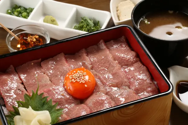肉の香ばしさと濃厚な卵黄がマッチする「飛騨牛炙りとろ重」