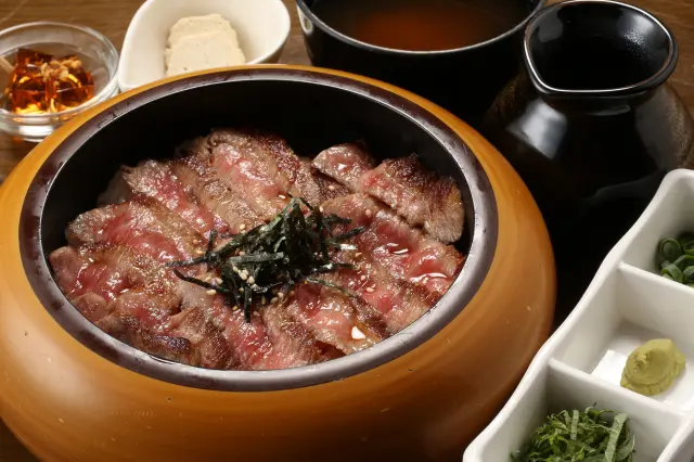 飛騨牛ロースを酢飯でさっぱりと仕上げた「飛騨牛ひつまぶし」