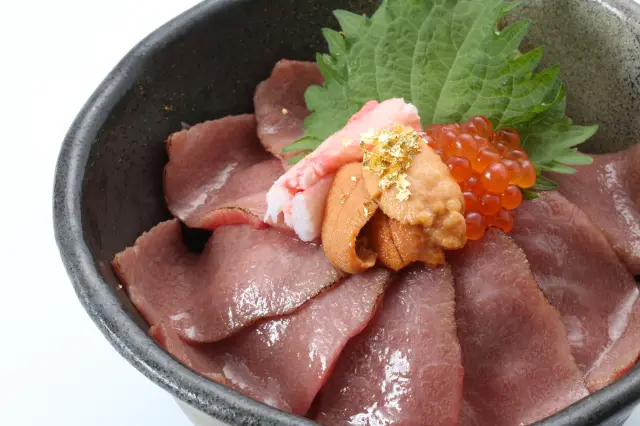 軽く炙った飛騨牛と海鮮を合わせた「飛騨牛と3種の海鮮の贅沢丼」