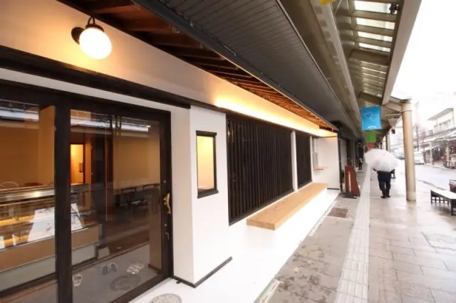 店頭にはひと息つけるベンチもある
