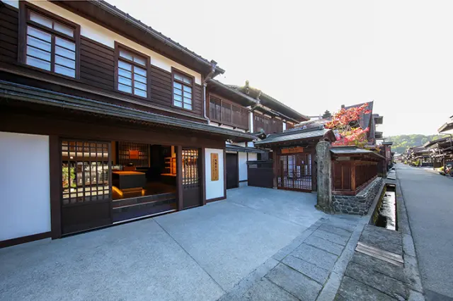 古い町並みに佇む檜造りの店舗