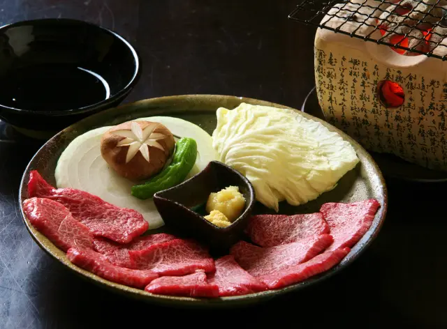 燻した飛騨牛は香り高くヘルシーな「炭火あみ焼き」