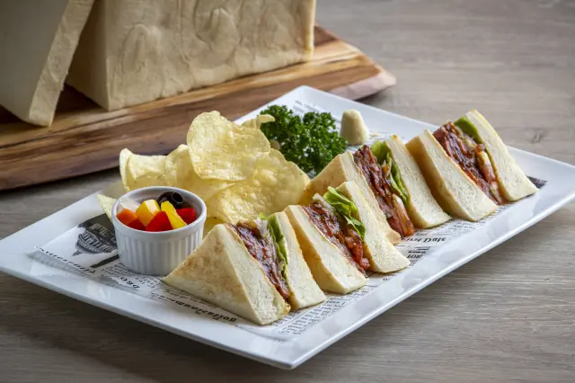 煮鮑ダレ香るローストビーフサンド「ロービーサンド」