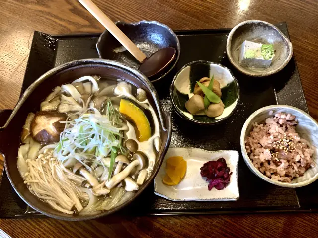 河口湖産の赤米・煮物・漬物・小鉢がセットになった御膳