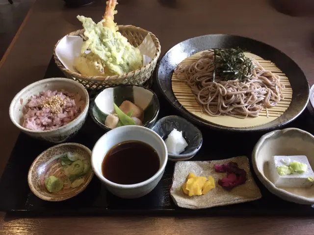 忍野の蕎麦と海老や野菜天ぷらが並ぶ「天ぷら蕎麦御膳」