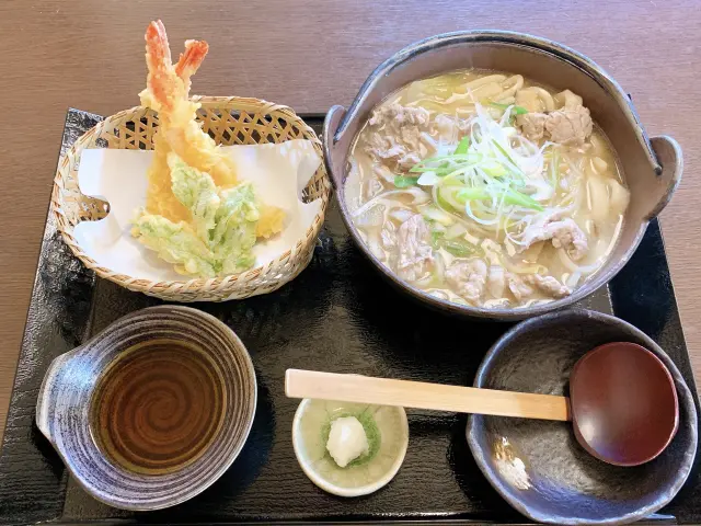 煮込みうどんと天ぷらのセットも人気