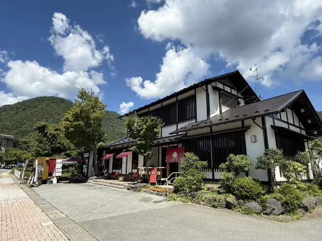 雄大な山並みを一望できるロケーション