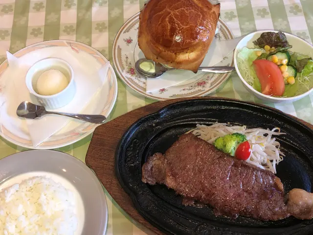 「ステーキランチ＋サラダ、キノコのパイスープ付き」