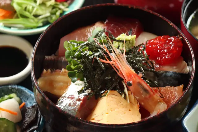 「海鮮丼」
