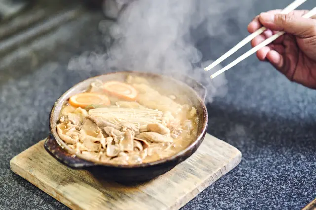 土鍋から食欲を唆るニンニク味噌の香りが