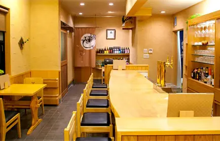落ち着いた雰囲気の店内でゆったりと食事が楽しめる