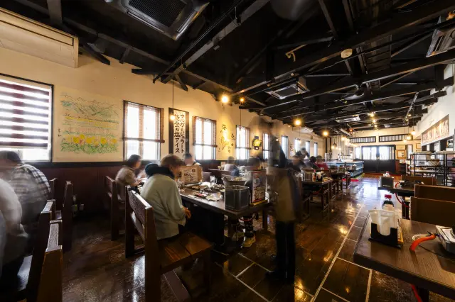 店内はゆったり広々としたテーブル席