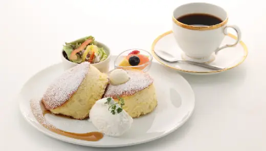 パンケーキにフルーツ・サラダ付きのブランチ