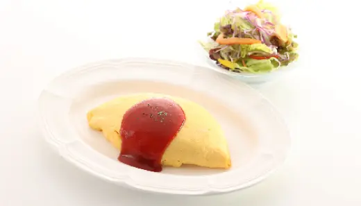 チキンライスを卵で包んだ「昔ながらのオムライス」