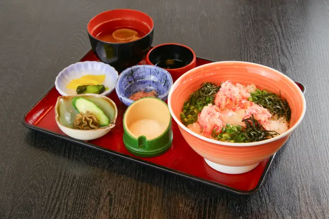 かに身たっぷりの「境港のかにトロ丼（かに味噌付き）」