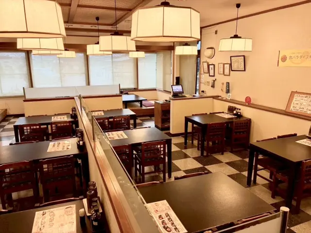 家族連れから団体まで対応できる広い店内