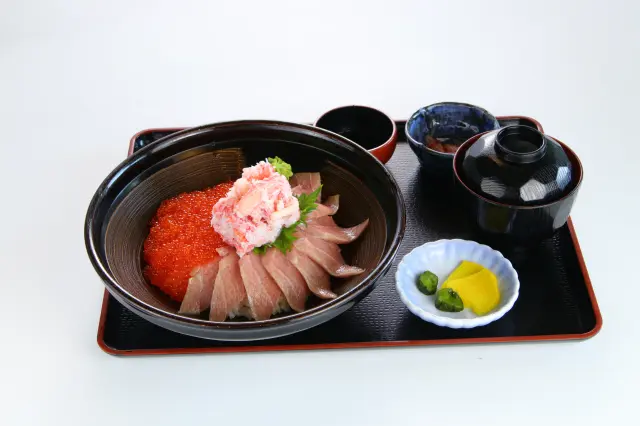 カニとイクラと中トロが乗った「なかうら極み3種丼」