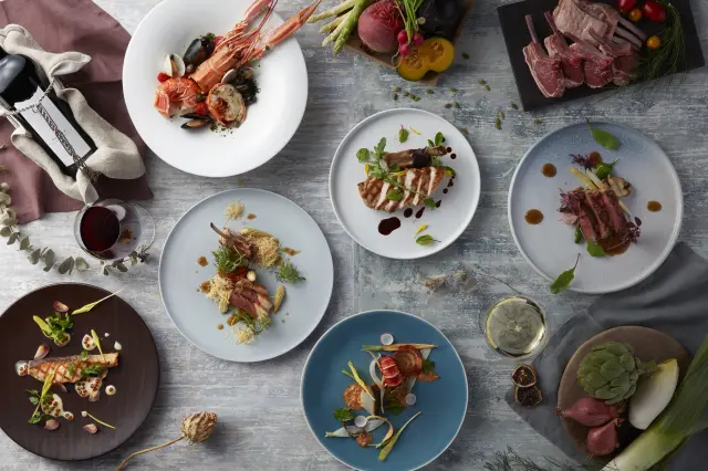 「The Grill on 30th」では厳選された食材と豊富なワインのマリアージュが楽しめる」