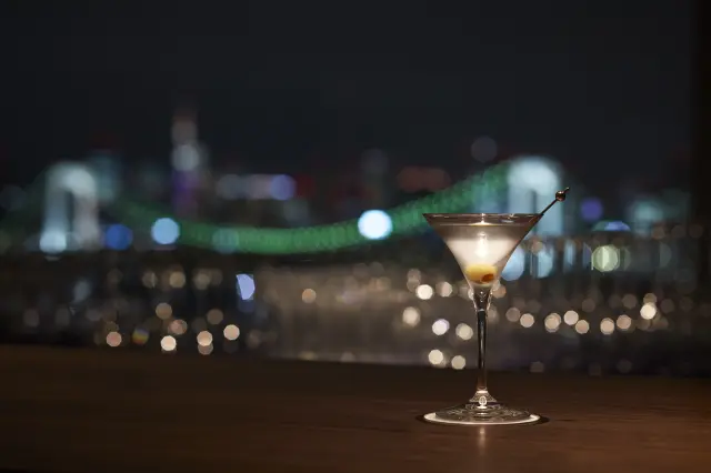 東京の夜景を一望できるラグジュアリーな空間の「The Bar & Lounge」