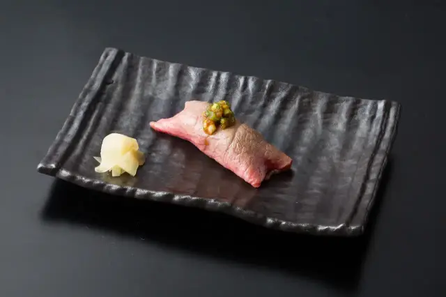 「炙り牛さし握り」
