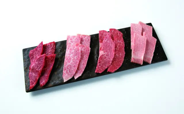万葉牛の希少部位を四種盛り合わせた「牛盛り」
