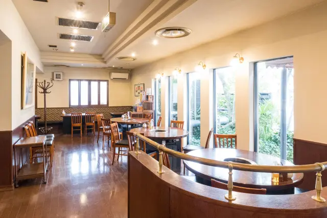 窓が広く開放的な店内