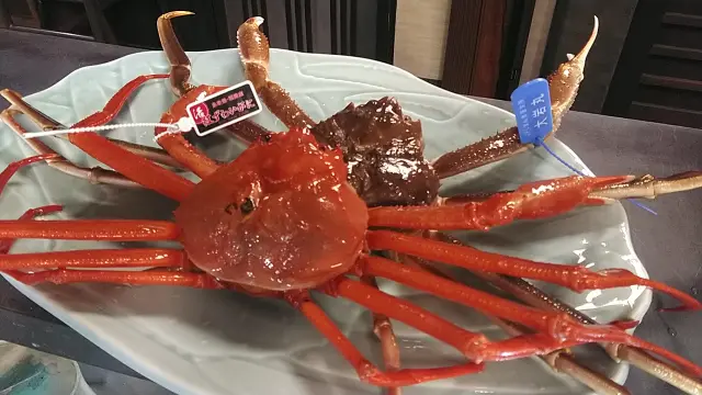 「ベニズワイガニ」と「活松葉ガニ」