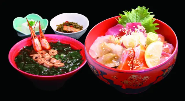 旬の海鮮がたっぷり盛り付けられた「海鮮丼」