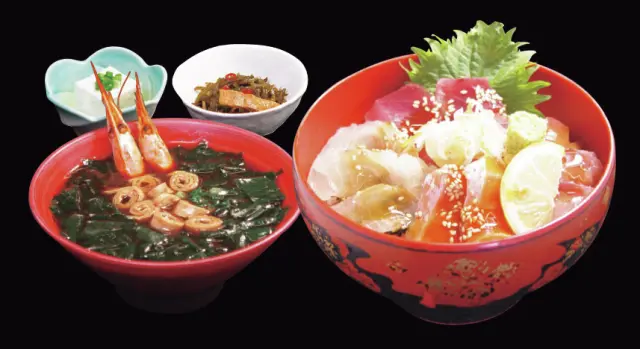 旬の海鮮がたっぷり盛り付けられた「海鮮丼」