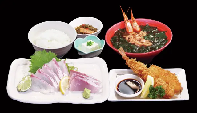 刺身2種とフライが楽しめる満足度の高い「こだわり定食」